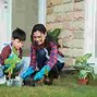 Orang Tua Dan Anak Mencari Informasi Cara Merawat Tanaman Yang Ada Di Rumah